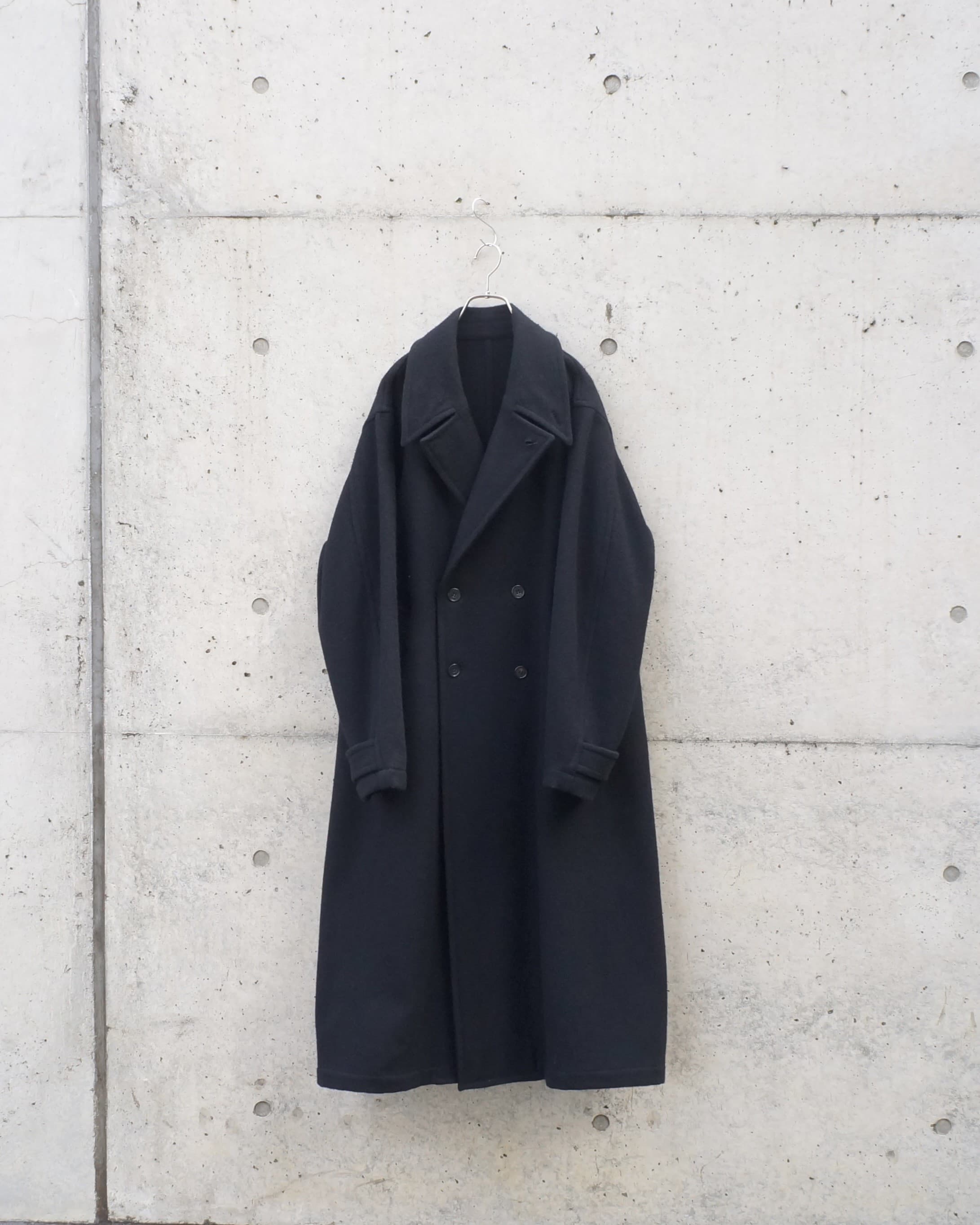 ふっくらとした厚みのあるウール生地。尖った襟と箱ポケットを採用し、モード感のある一着に。襟を立てることができ3通りの着方が楽しめます。