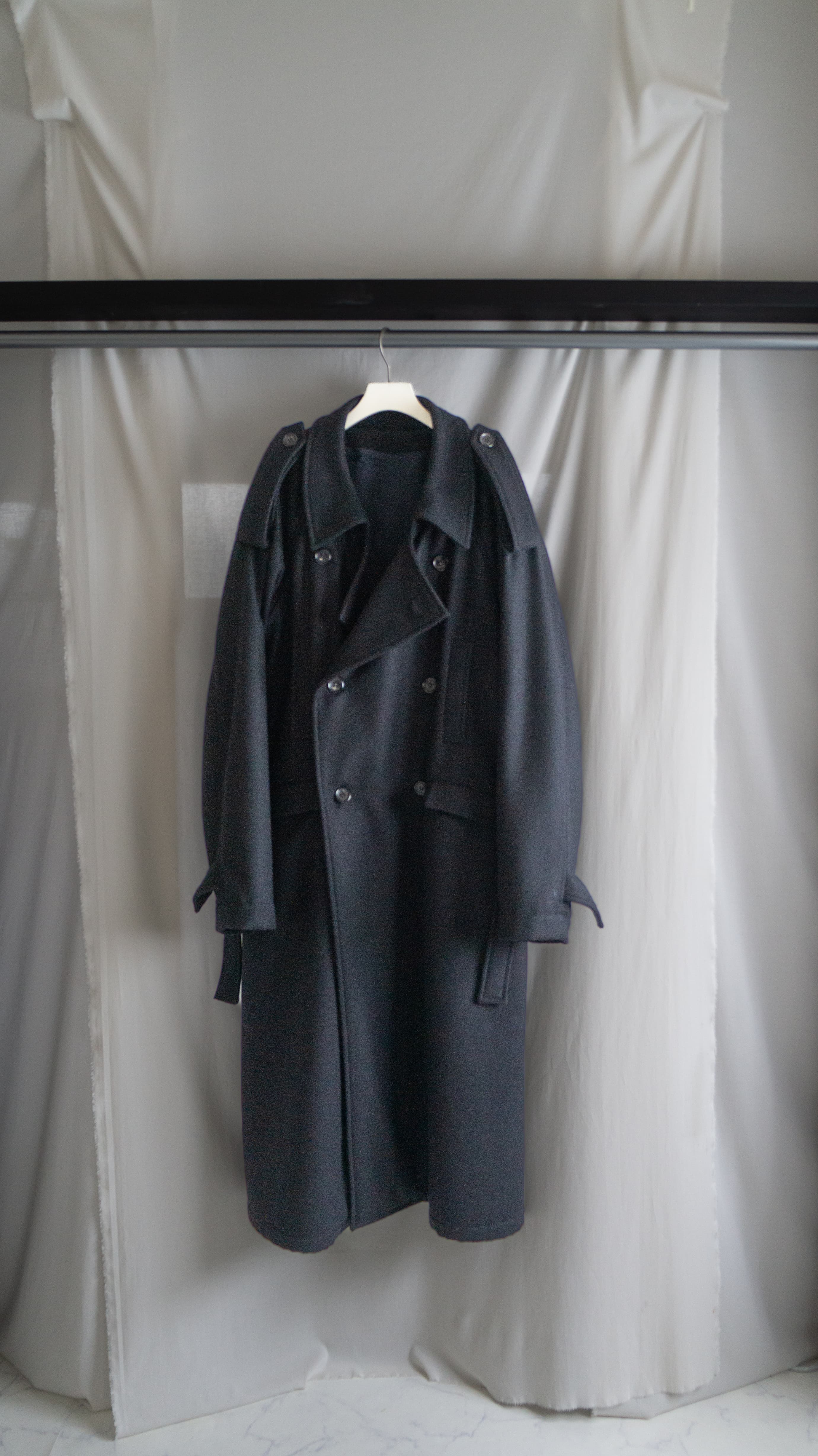 国内メーカーのウールカシミアメルトンを使った一着。ハンドウォーマーポケット、フラップポケットを採用し、無骨さと上品さが共存するデザインに。