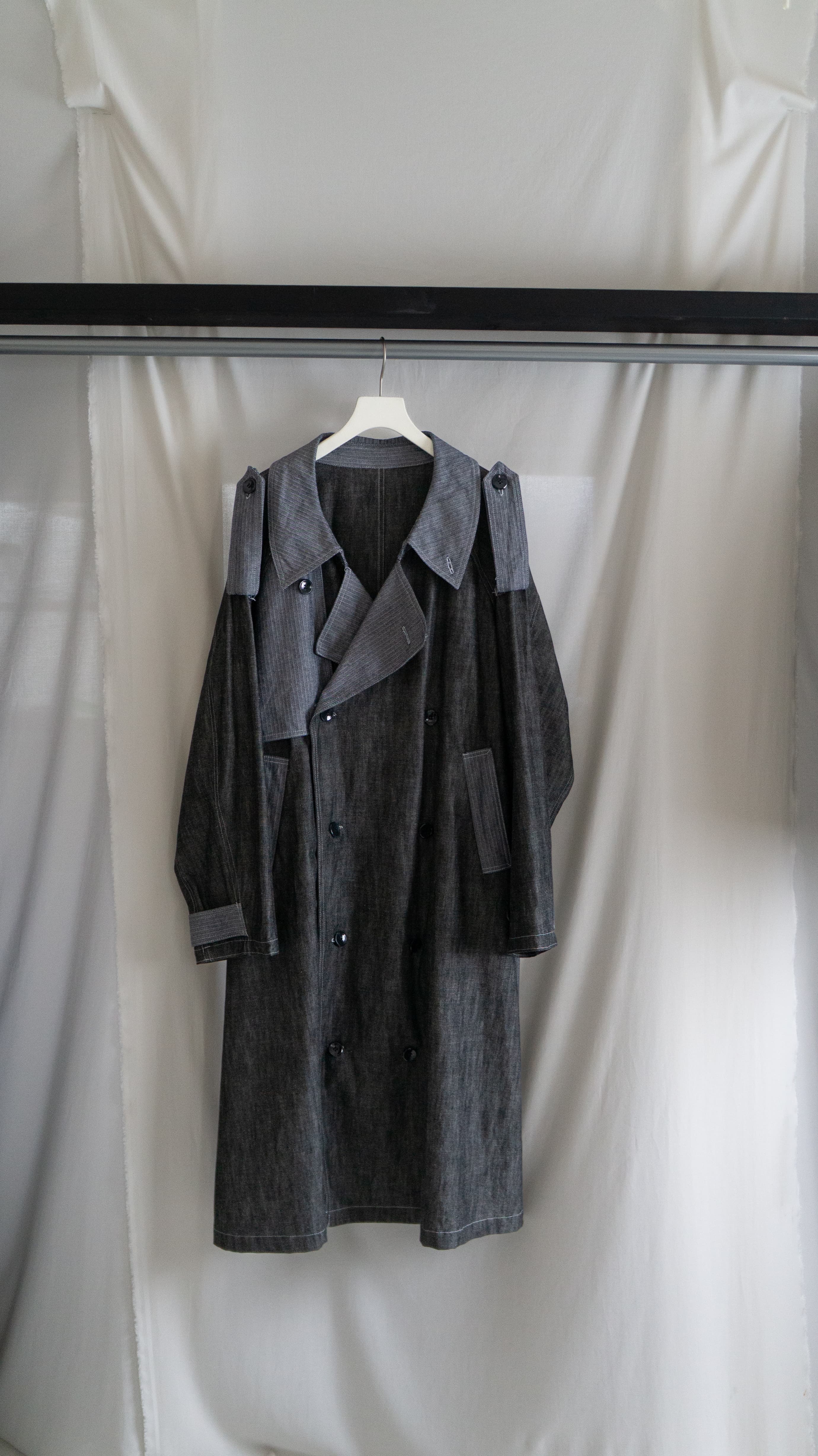 コットン生地を2種類部分使いした一着。裏地がなく個性的な見た目と快適さが両立したデザインです。