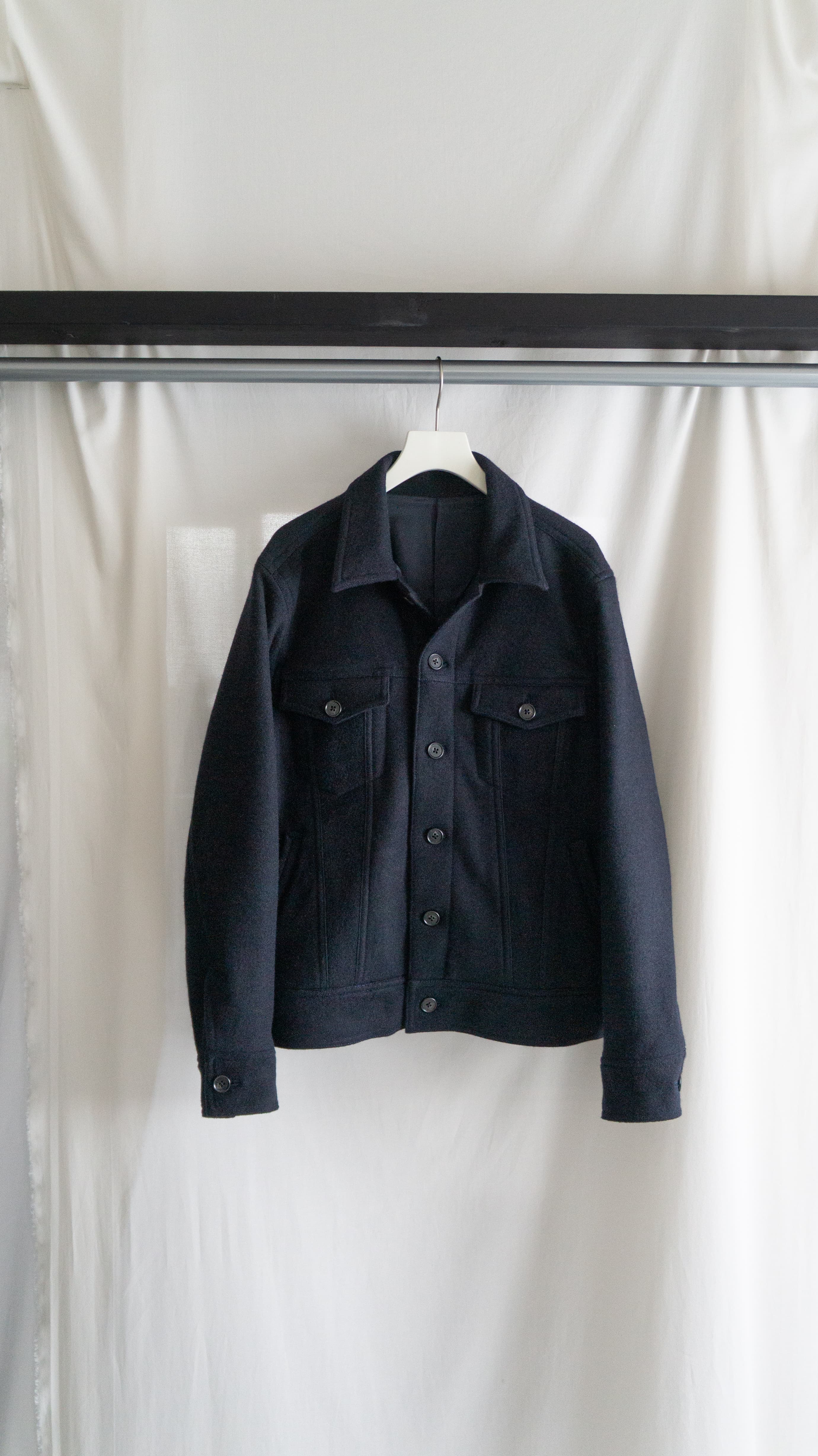 ふっくらした厚みのあるウール生地。ベルト、カフスを大ぶりにし全体的に柔らかい印象を持たせつつ無骨さも残した一着。