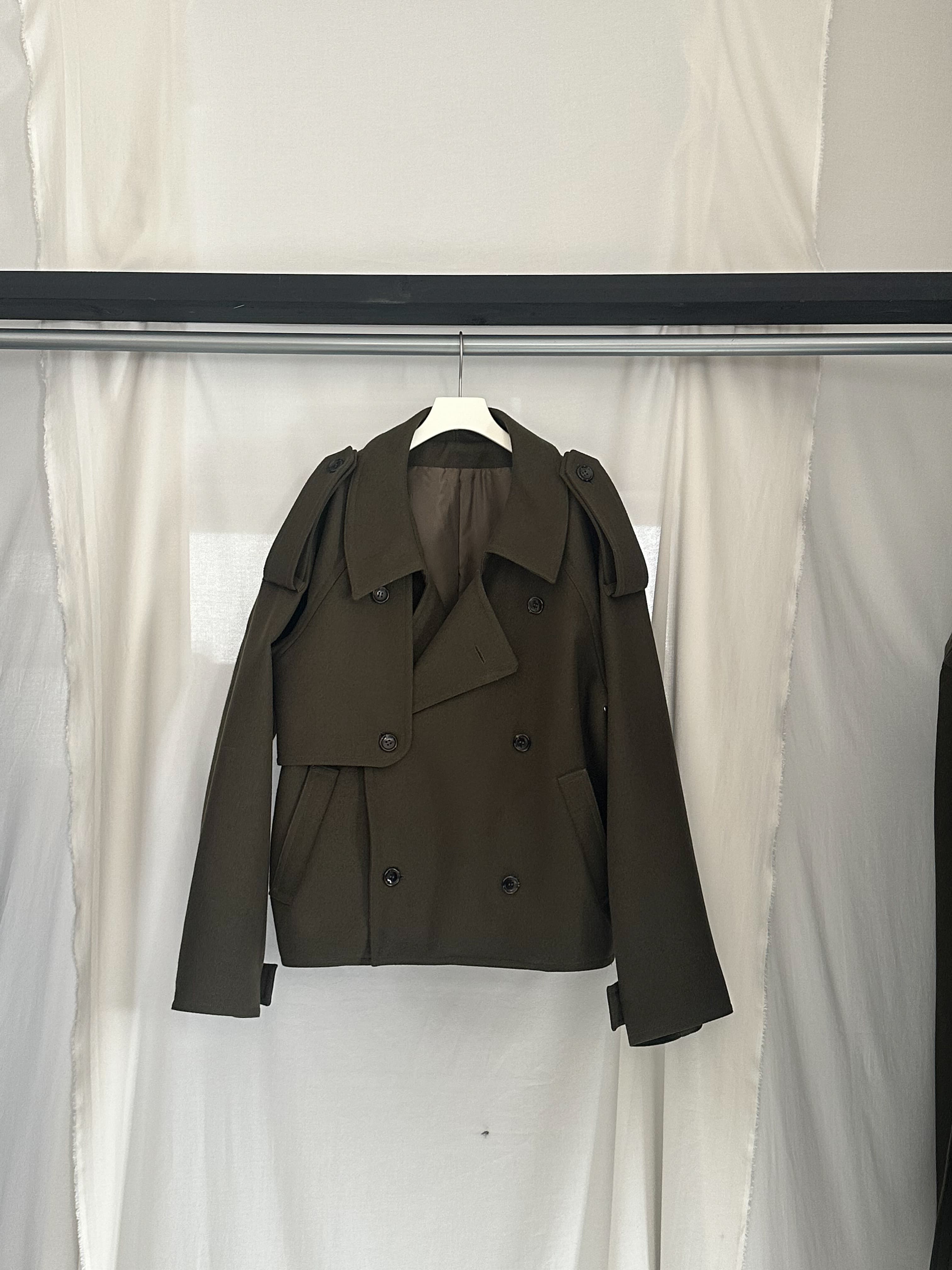 硬さ、ハリ感とその耐久性が特徴の生地。肩章、ガンフラップ、アンブレラヨークと装飾的な要素を使いミリタリーな一着に仕上げました。