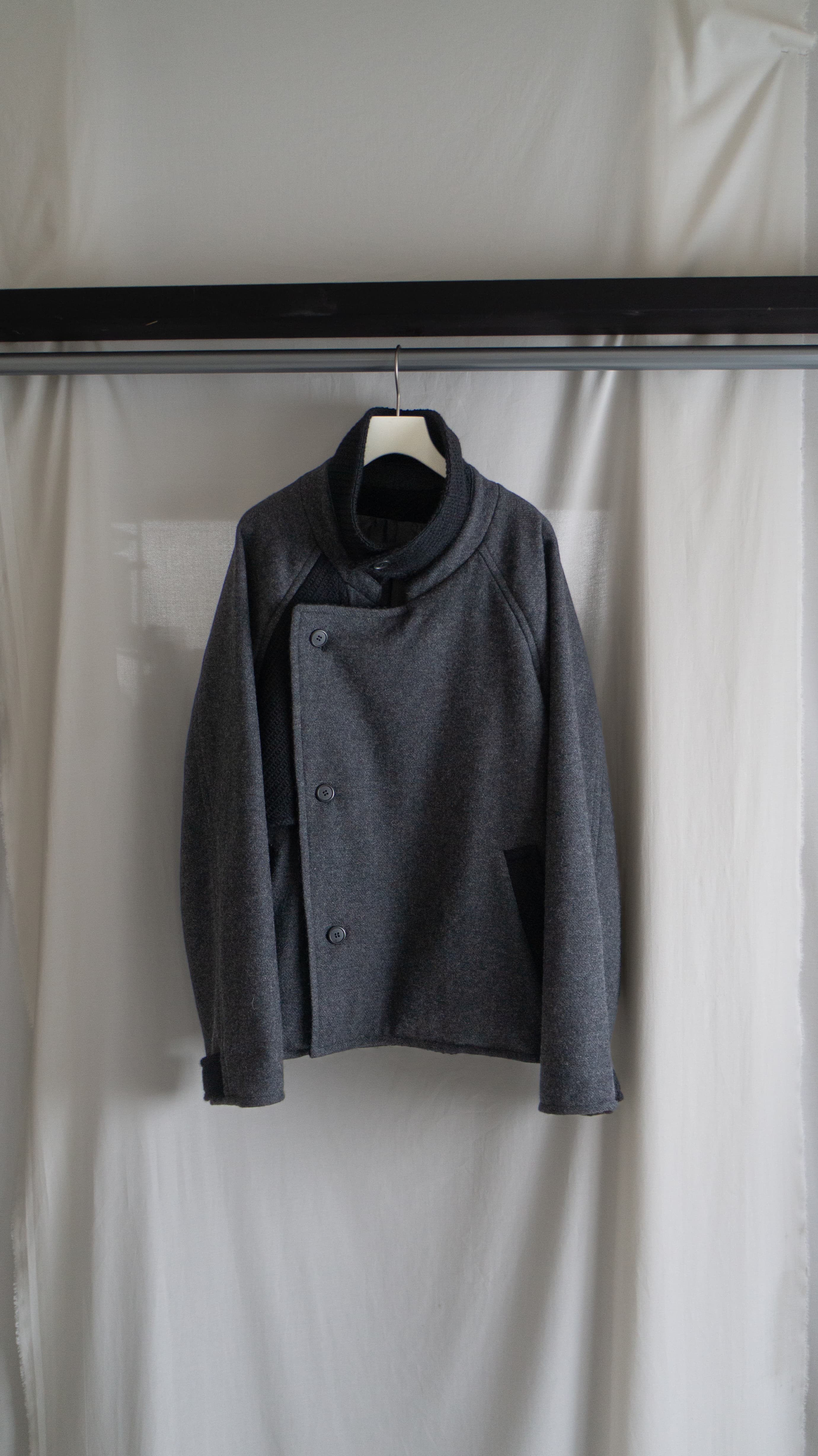 2種の生地を使用した一着。織りの甘い見た目のブークレ、柔らかさが特徴のモッサ。襟や装飾で色を変えることでモダンな一着に仕上がりました。